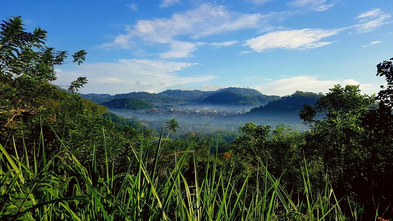 Lanskap perbukitan Bajawa dengan kabut di lembah