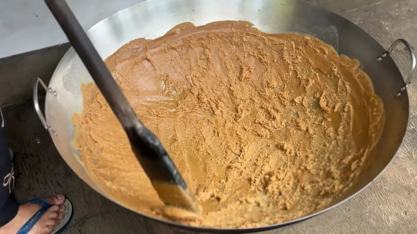 Gula kelapa diaduk di wajan besar