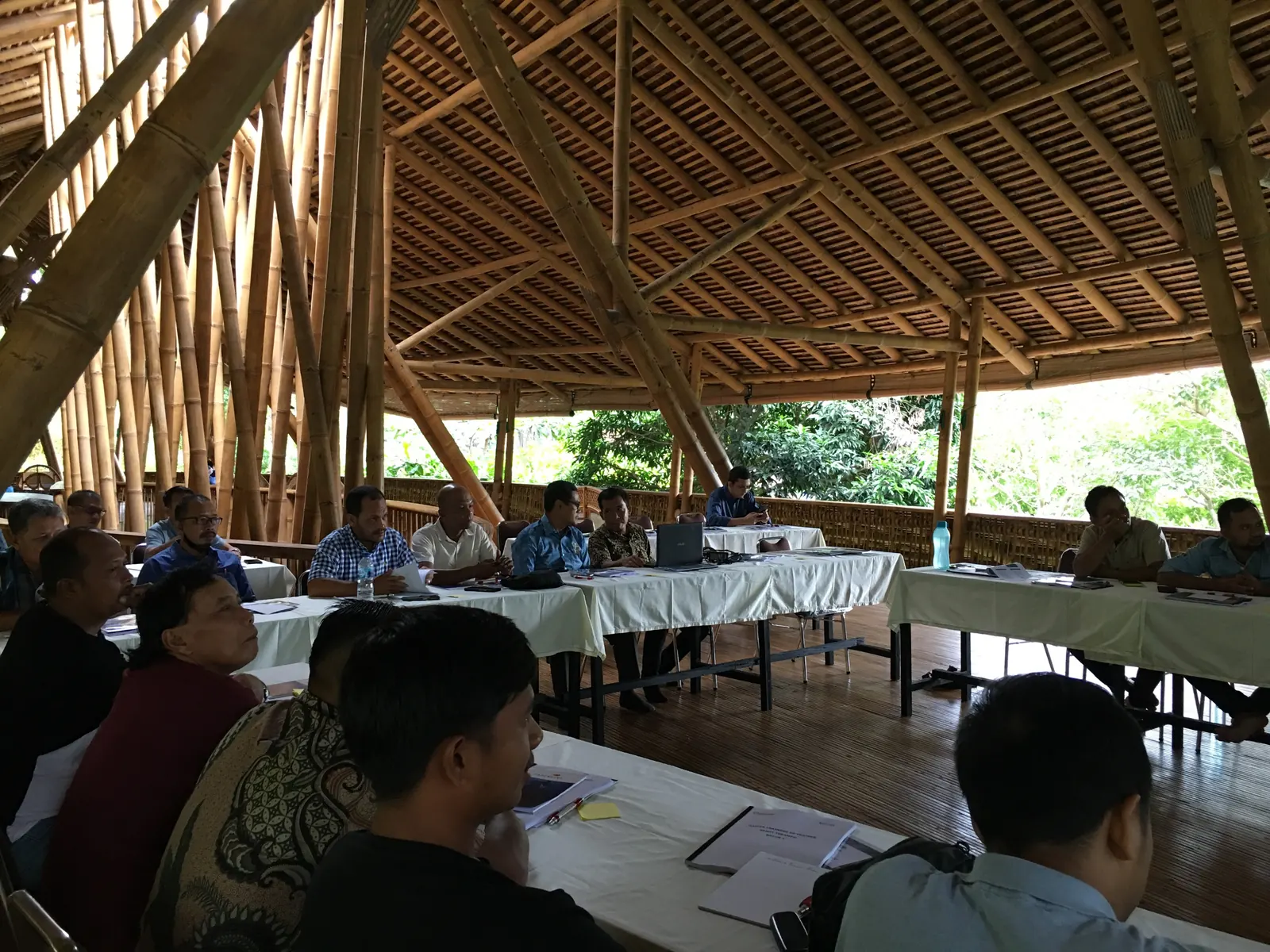 Peserta pelatihan duduk di balai bambu